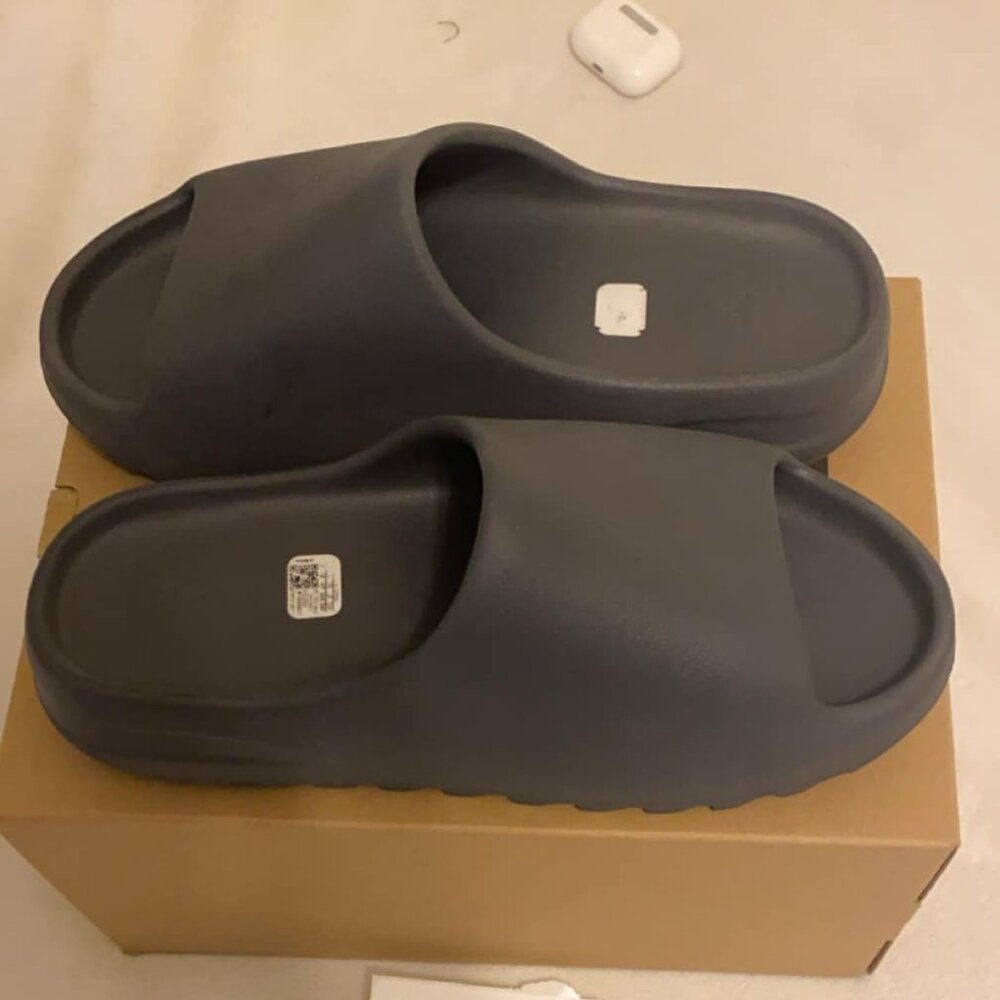 Yeezy Slides Onyx(READ DESC)